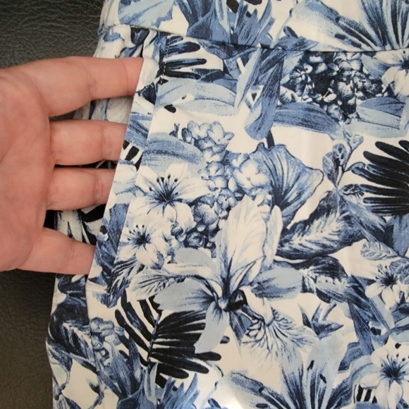 H&M High Waist shortie shorts.  Super cute summer pattern.  Size 4. - Picture 2 of 5